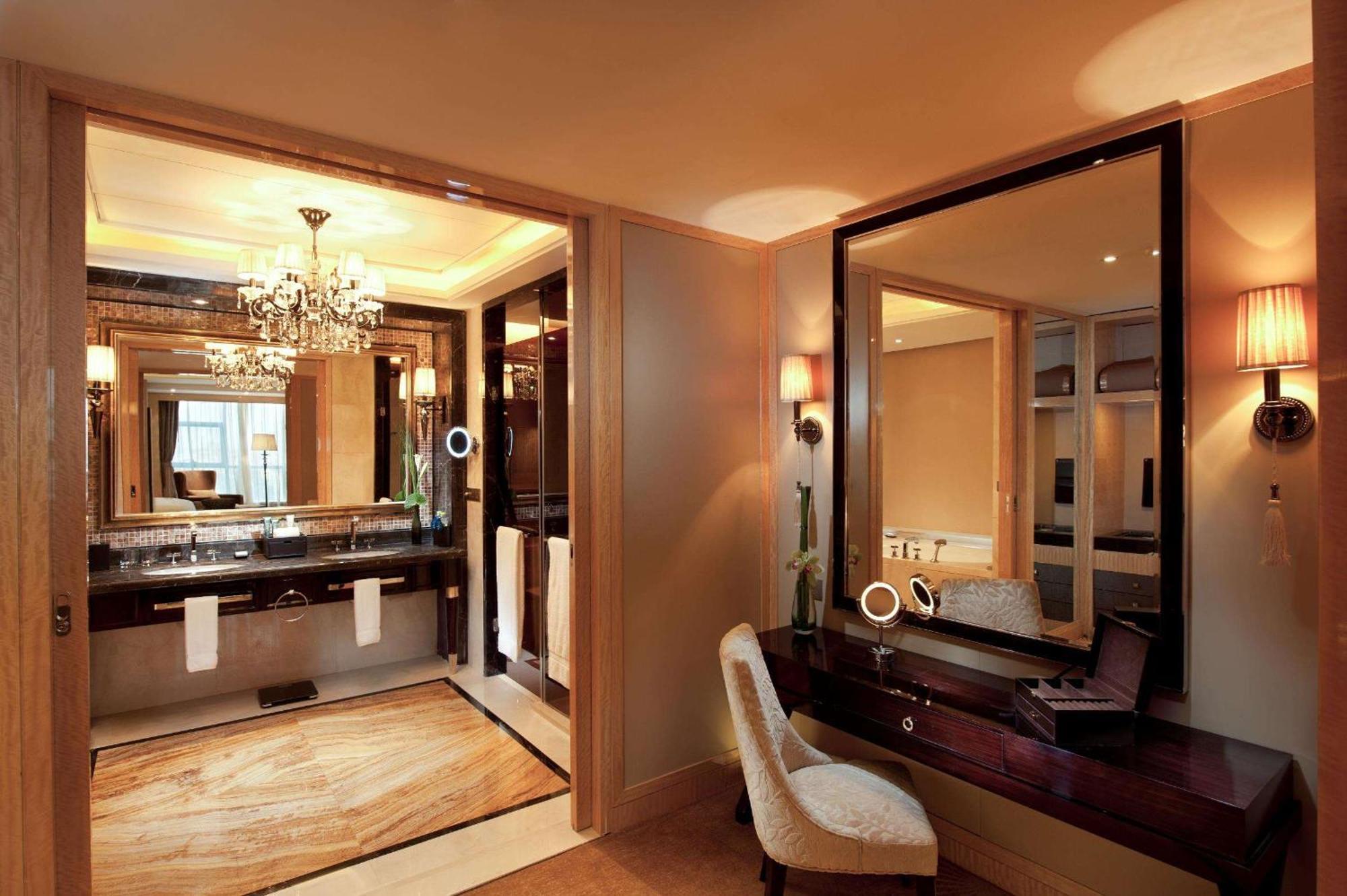 Hilton Nanjing 5*